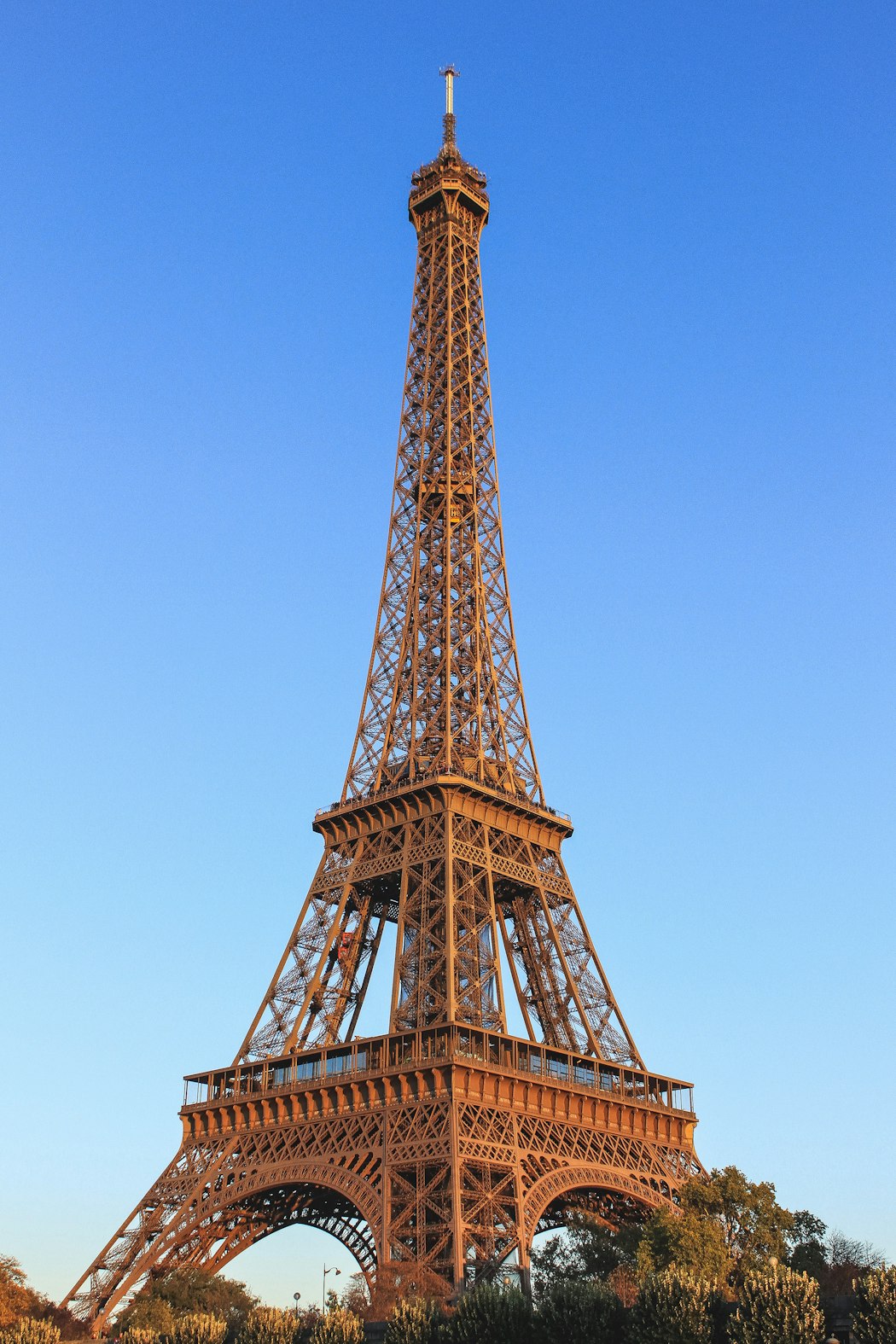 Eiffelova veža so sprievodcom full Eiffel Tower shape