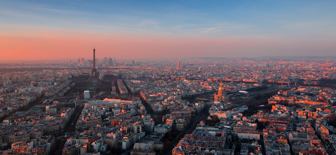 Eiffelova veža so sprievodcom sunset Eiffel Tower panorama